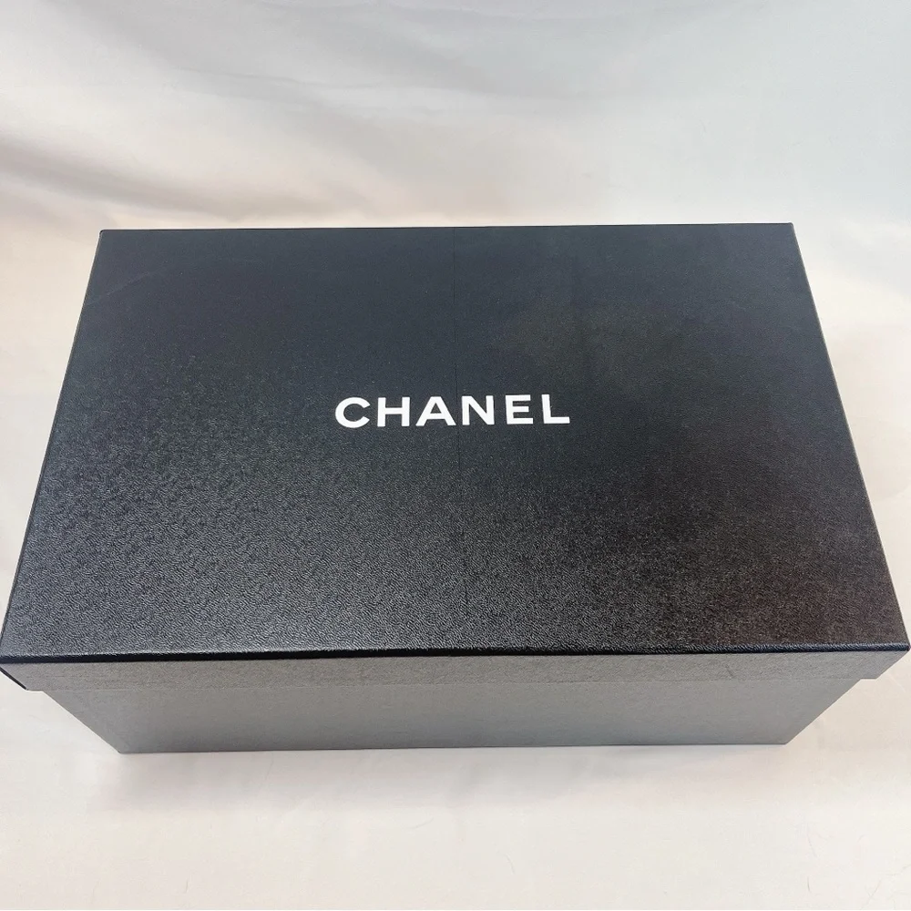 CHANEL CC logo leather sneakers